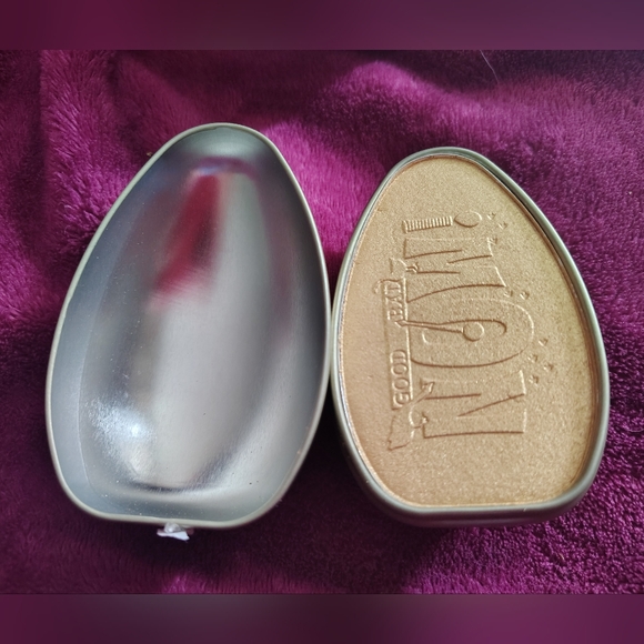 NWT Willy Wonka-Chocolate Factory x Makeup Revolution Golden Egg Highlighter - Picture 5 of 6